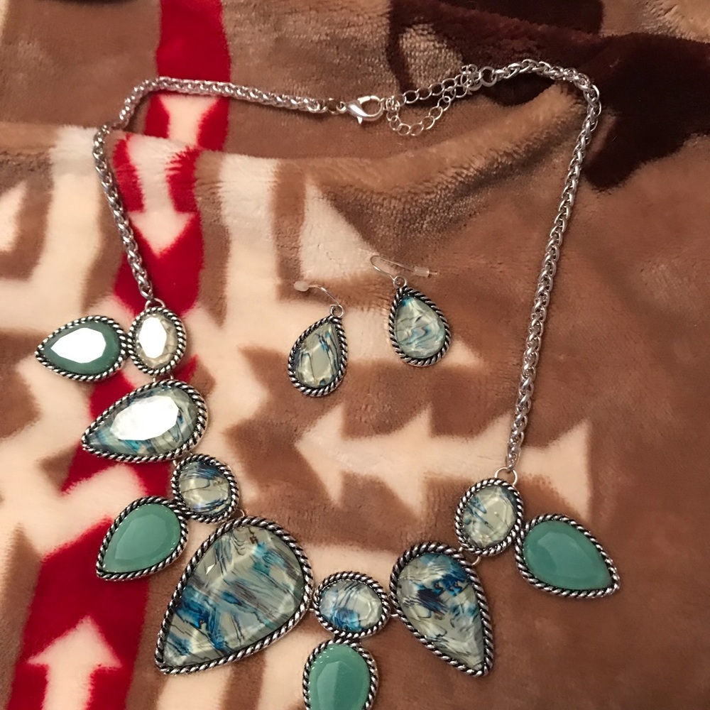 Necklace earring set